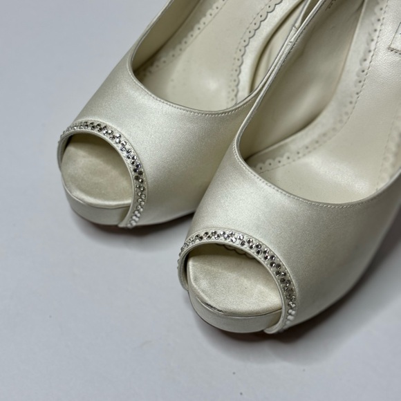 BENJAMIN ADAMS DIVINE IVORY SILK 2 1/4 Benjamin Adams White Satin w/ Crystals Platform Heels Size 7.5